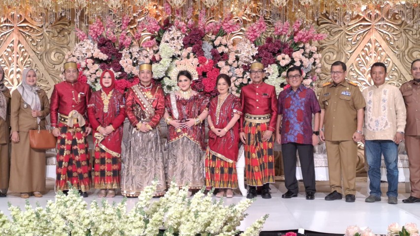 IST RESEPSI PERNIKAHAN--Wakil Ketua DPRD Sulsel Darmawangsyah Muin serta Wakil Ketua DPRD Gowa Andi Tenri Indah bersama para undangan pada resepsi pernikahan putra sulungnya di Grand Claro Hotel Makassar, Senin (6/11)
