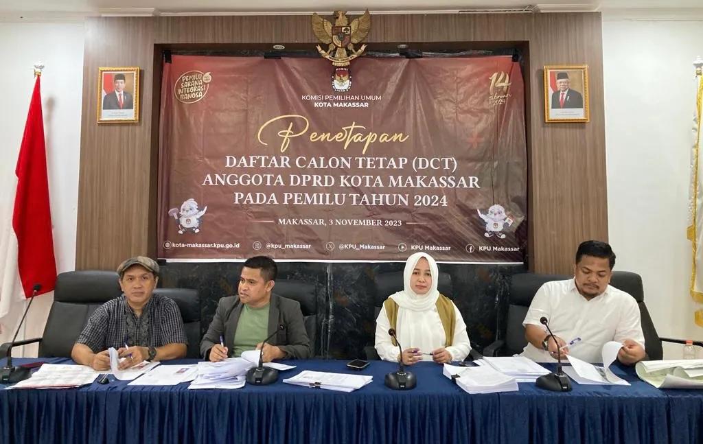 IST PENETAPAN DCT--Ketua dan Anggota KPU Kota Makassar ketika penetapan DCT baru-baru ini