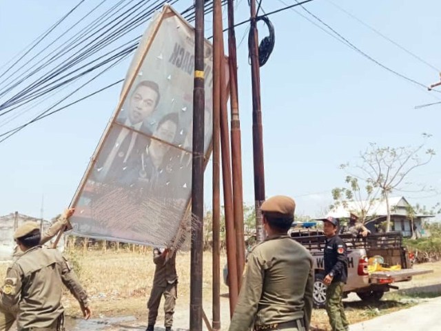 IST PENERTIBAN--Bawaslu Sidrap melibatkan Anggota Satpol PP serta personil TNI dan Polri melakukan penertiban APK  