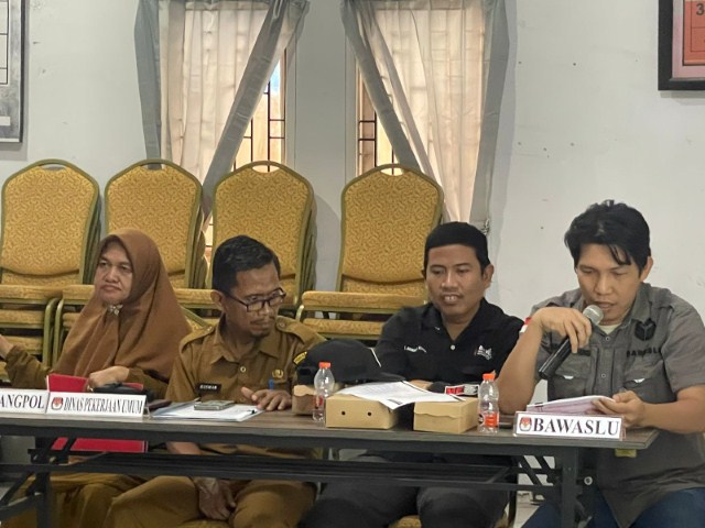 IST RAKOR--Bawaslu melakukan Rakor bersama KPU, Camat se-Kabupaten Maros, Polres Maros, Dandim dan sejumlah Forkompinda. (ari/rif/c)