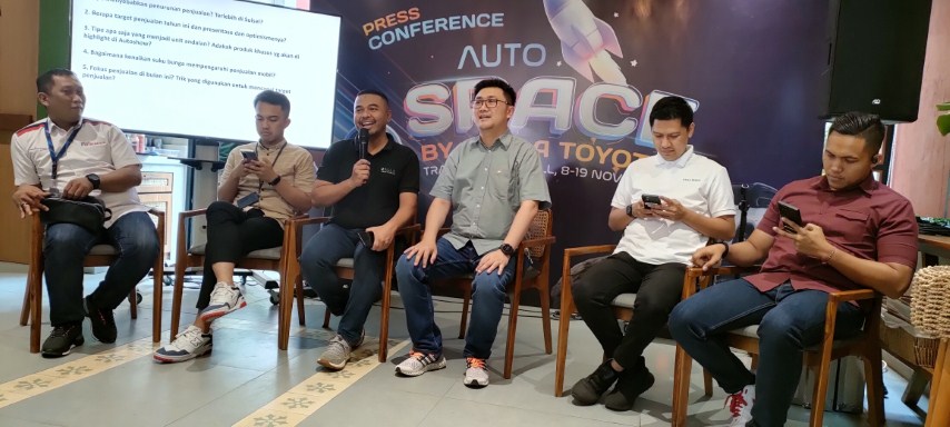 AUTO SPACE -- Marketing GM Kalla Toyota, Suliadin didampingi West Region GM Kalla Toyota, Andyka Susanto, After Sales Manager Kalla Toyota, Syamsul Bahri dan para mitra leasing Kalla Toyota, sedang menjelaskan mengenai event Auto Space by Kalla Toyota yang digelar di atrium Trans Studio Mall Makassar.
