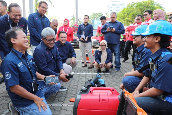 CEK KESIAPAN -- Direktur Network & IT Solution Telkom, Herlan Wijanarko (sisi kiri tengah) bersama jajaran senior leaders TelkomGroup mengecek kesiapan teknisi & petugas lapangan dalam Apel Kesiapan Kerja TelkomGroup untuk event Turnamen Dunia FIFA U-17 World Cup Indonesia 2023.