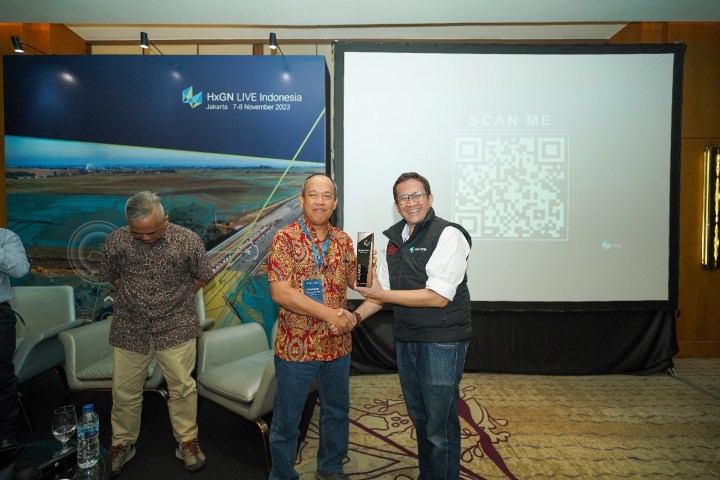 CINDERAMATA -- Direktur Energy & Logistics PT Vale, Dahlan (kiri) menerima cinderamata dari panitia usai tampil menjadi salah seorang narasumber.