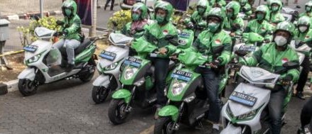DONASI -- Para mitra driver Grab saat akan memulai aktivitasnya. Konflik di Palestina telah mendorong Grab Indonesia bersama OVO turut menyalurkan donasi sebesar Rp3,5 miliar. 