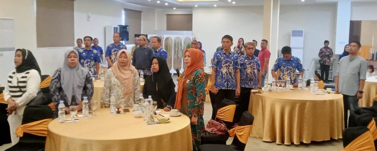 IST FGD -- Kadis Koperasi dan UKM Gowa, Mahmuddin bersama Kepala Bappeda Gowa, Sujjadan saat menyampaikan materi dalam FGD penyelenggaraan rumah produktif dan klinik UMKM. 