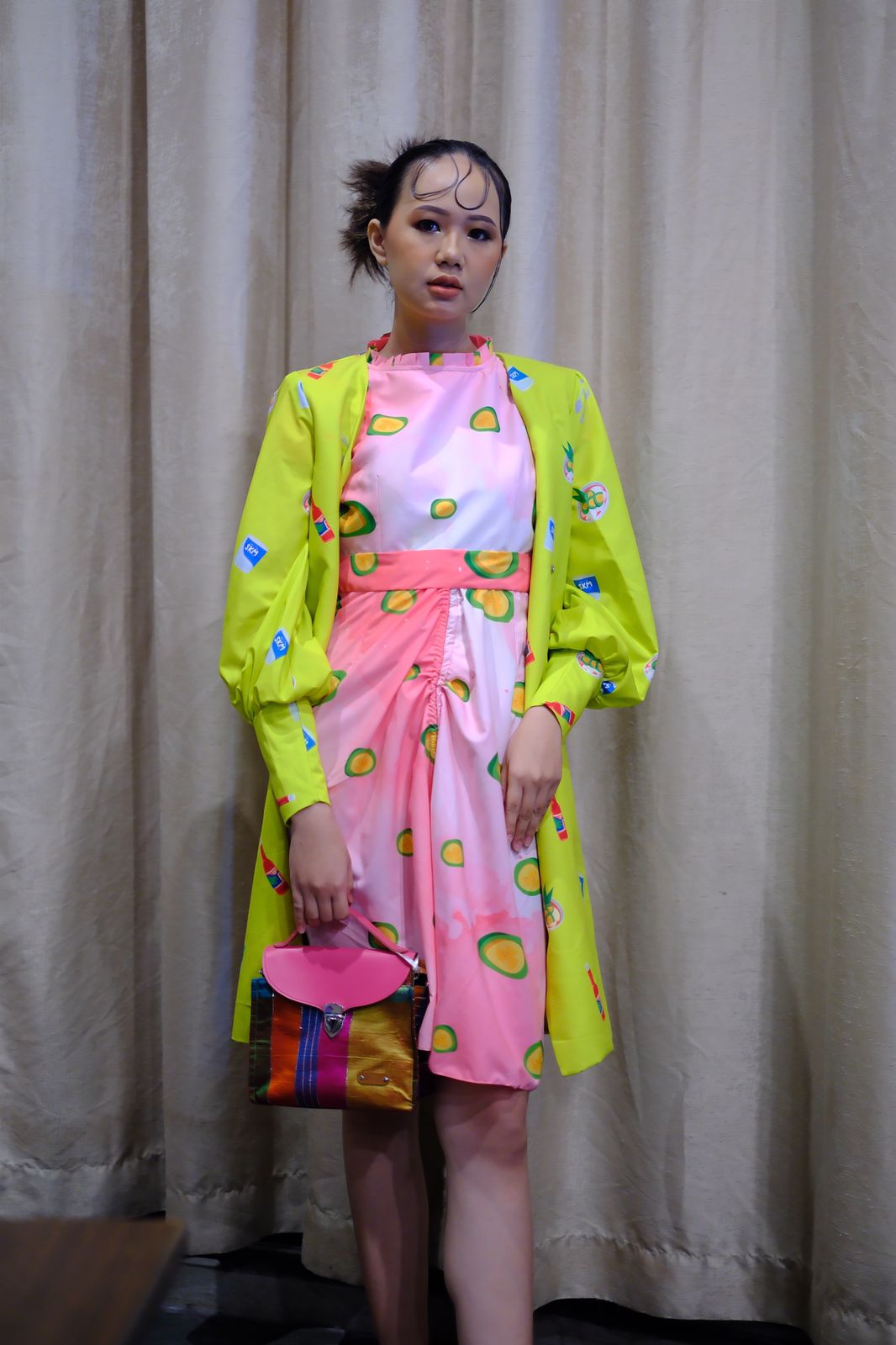 ist BUSANA-- Desainer Sulsel Ayu Gani memamerkan sejumlah koleksi busana yang didesain pada kegiatan Inauguration and Fashion Tendance 2024 dengan tema Culture Revolution.Ia menampilkan motif kuliner favorit di Makassar. Seperti jalangkota, pisang ijo, dan Coto plus ketupat.