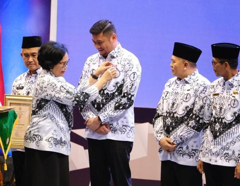 IST PENGHARGAAN -- Bupati Gowa, Adnan Purichta Ichsan saat menerima penghargaan Anugrah Dwija Praja Nugraha dari Ketua Umum PB PGRI, Unifah Rosyidi. 