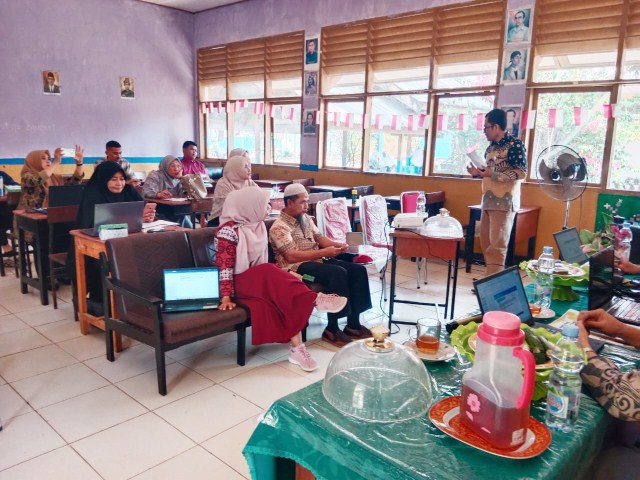 PENGIMBASAN -- Tim Sekolah Penggerak UPTD  SMPN 2 Maros saat melakukan pengimbasan program Sekolah Penggerak di UPTD SMPN 10 Bantimurung.