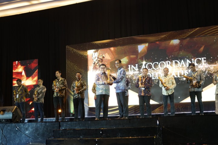 GOLD RANK -- Wakil Presiden Direktur PT Vale, Adriansyah Chaniago menerima anugerah Gold