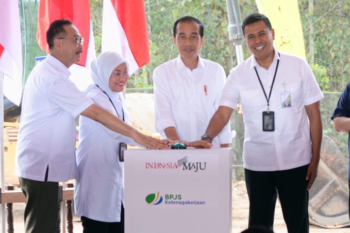 GROUNDBREAKING -- Presiden Joko Widodo didampingi Direktur Utama BPJS Ketenagakerjaan, Anggoro Eko Cahyo (kanan) melakukan penekanan tombol groundbreaking pembangunan kantor pusat BPJS Ketenagakerjaan di IKN.