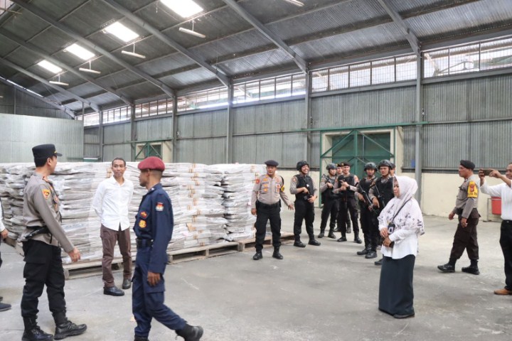 IST CEK GUDANG--Jajaran Polres Sidrap melakukan apel skala besar termasuk mengecek gudang logistik KPU