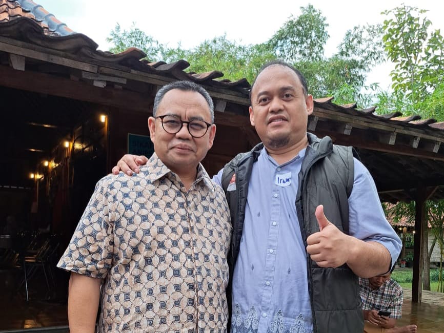 Irwan Usman (kanan) bersama Sudirman Said..