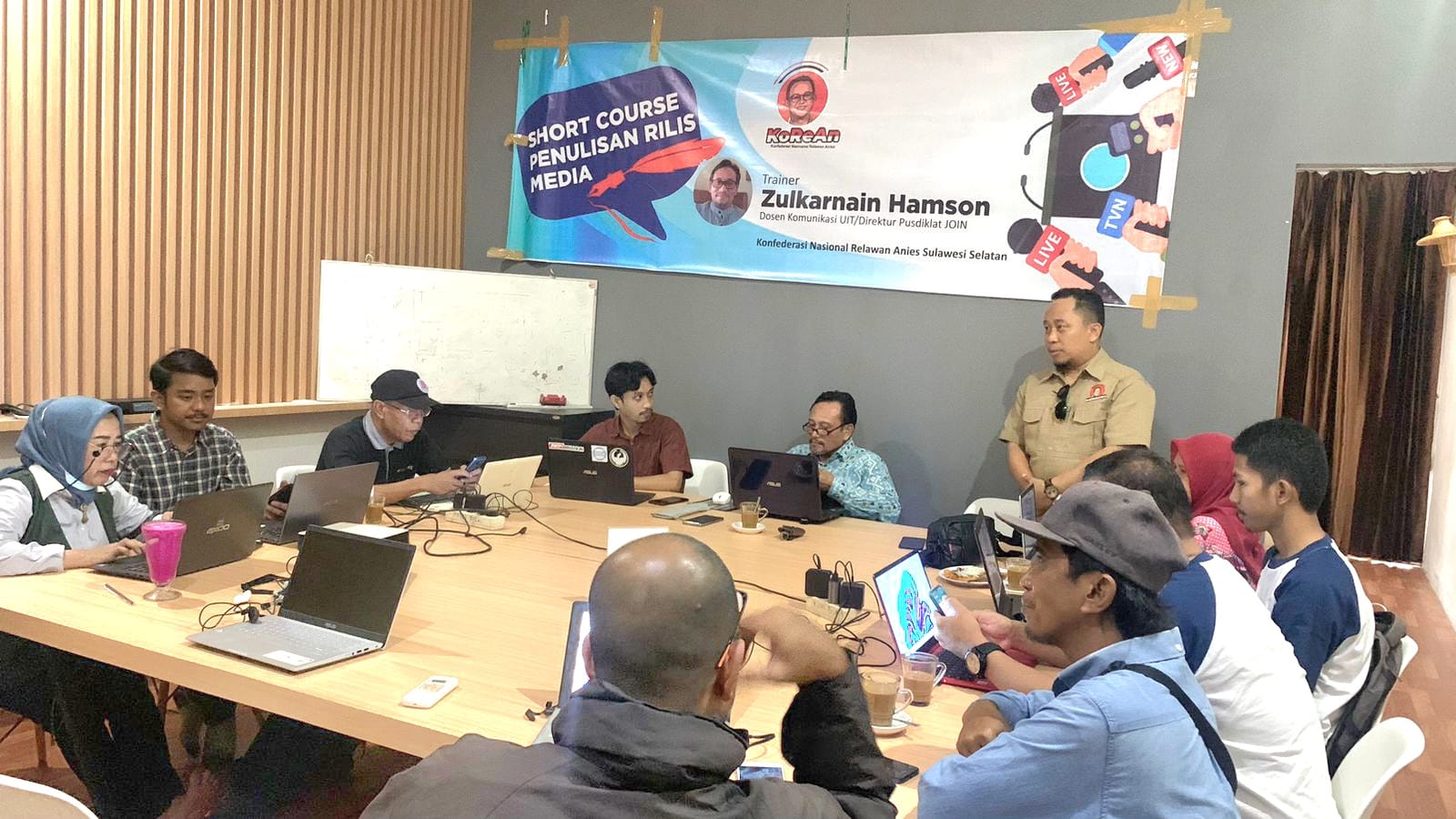 Para relawan AMIN saat mengikuti pelatihan jurnalistik.