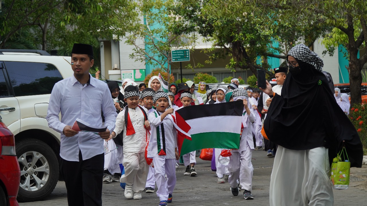 BELA PALESTINA -- Warga Sekolah Islam Athirah dengan menggunakan kostum dan atribut bernuansa bendera Palestina, menggelar aksi Bela Palestina sekaligus melakukan penggalangan dana.