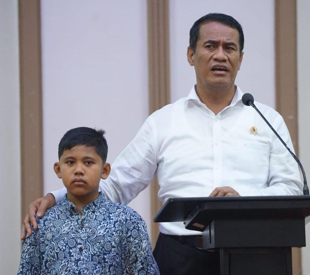 Menteri Pertanian, Andi Amran Sulaiman bersama salah satu anak yatim saat menyerahkan seluruh gaji dan tunjangannya untuk anak yatim dan janda renta di Kementan RI, Jumat (10/11/2023).