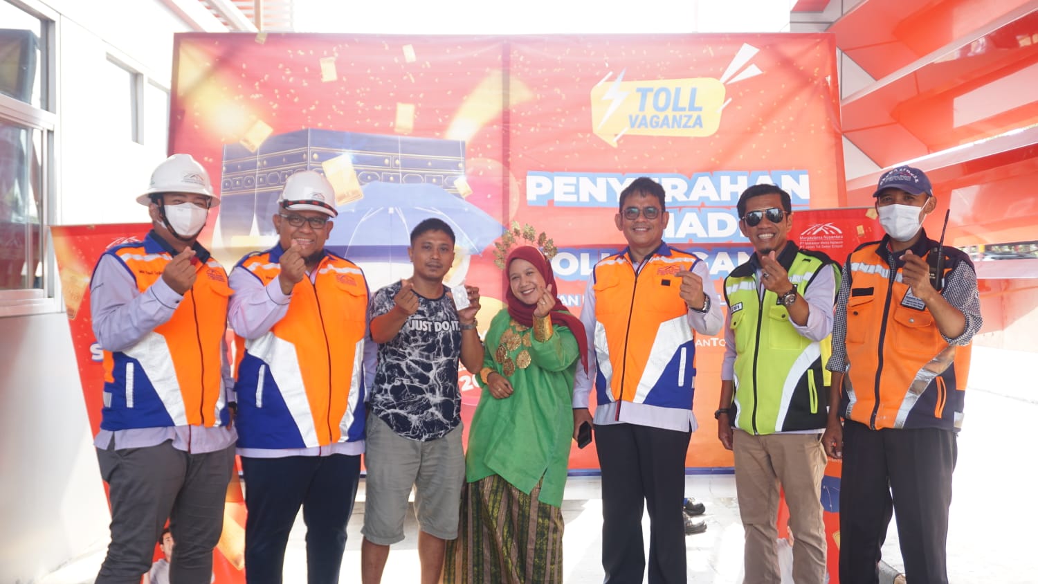 HADIAH -- Salah seorang pengguna jalan tol (tiga dari kiri) tidak bisa menyembunyikan kegembiraannya setelah mendapatkan hadiah berupa logam mulia dari program Tol Vaganza yang akan berlangsung hingga akhir Desember 2023.