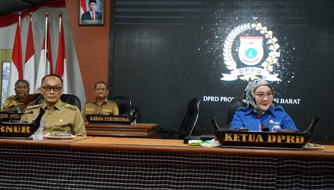 PARIPURNA -- Ketua DPRD Sulbar, Hj St Suraidah Suhardi didampingi Pj Gubernur Sulbar, Zudan Arief Fakrulloh, memimpin rapat paripurna Penjelasan Gubernur terhadap Rancangan Peraturan Daerah Provinsi Sulawesi Barat tentang Pajak Daerah dan Retribusi Daerah.