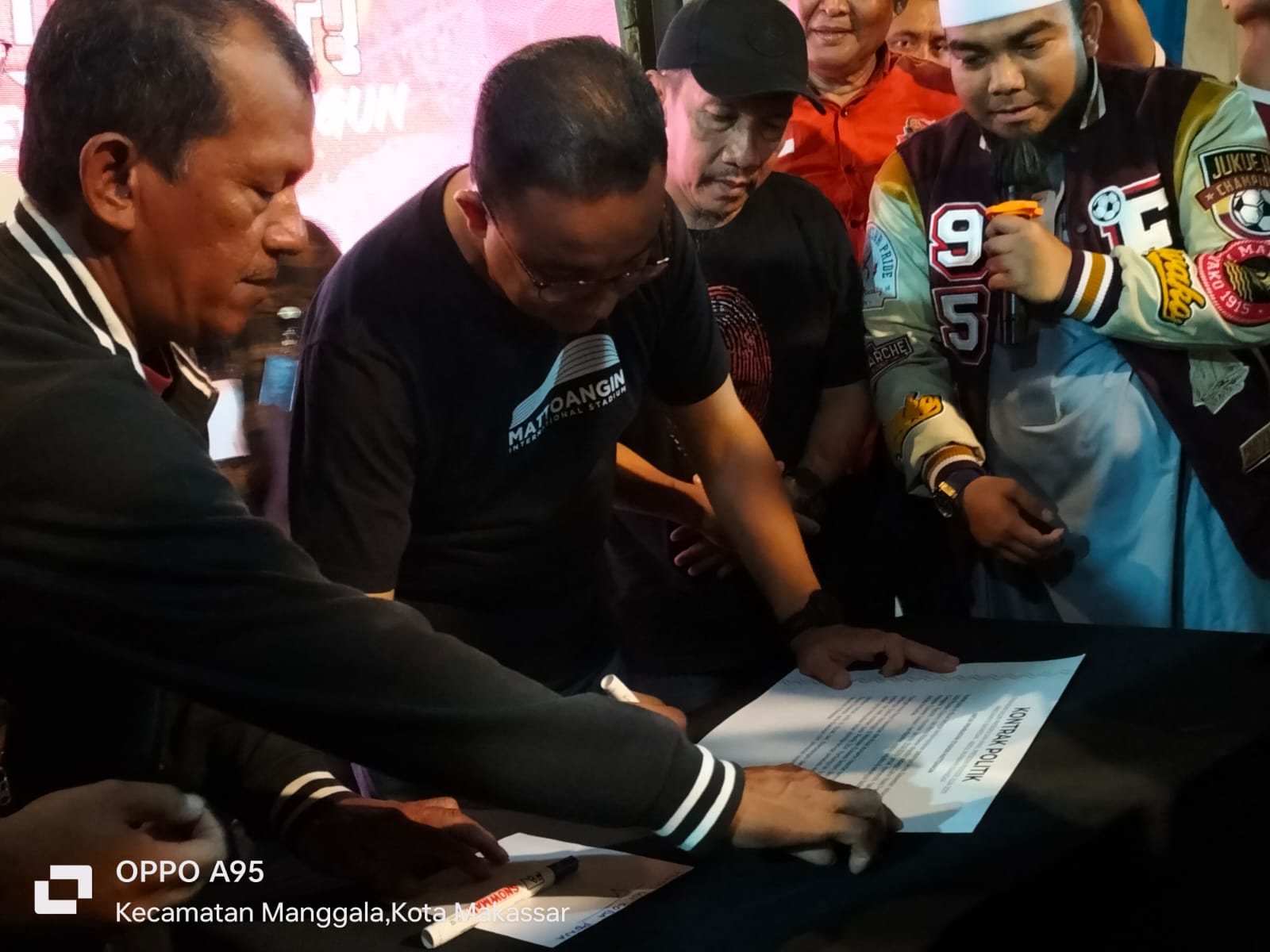 Capres Anies Baswedan menandatangani kontrak dengan para supporter PSM sebagai komitmen untuk mewujudkan pembangunan stadion Mattoanging di Makassar, Sabtu (18/11/2023)..