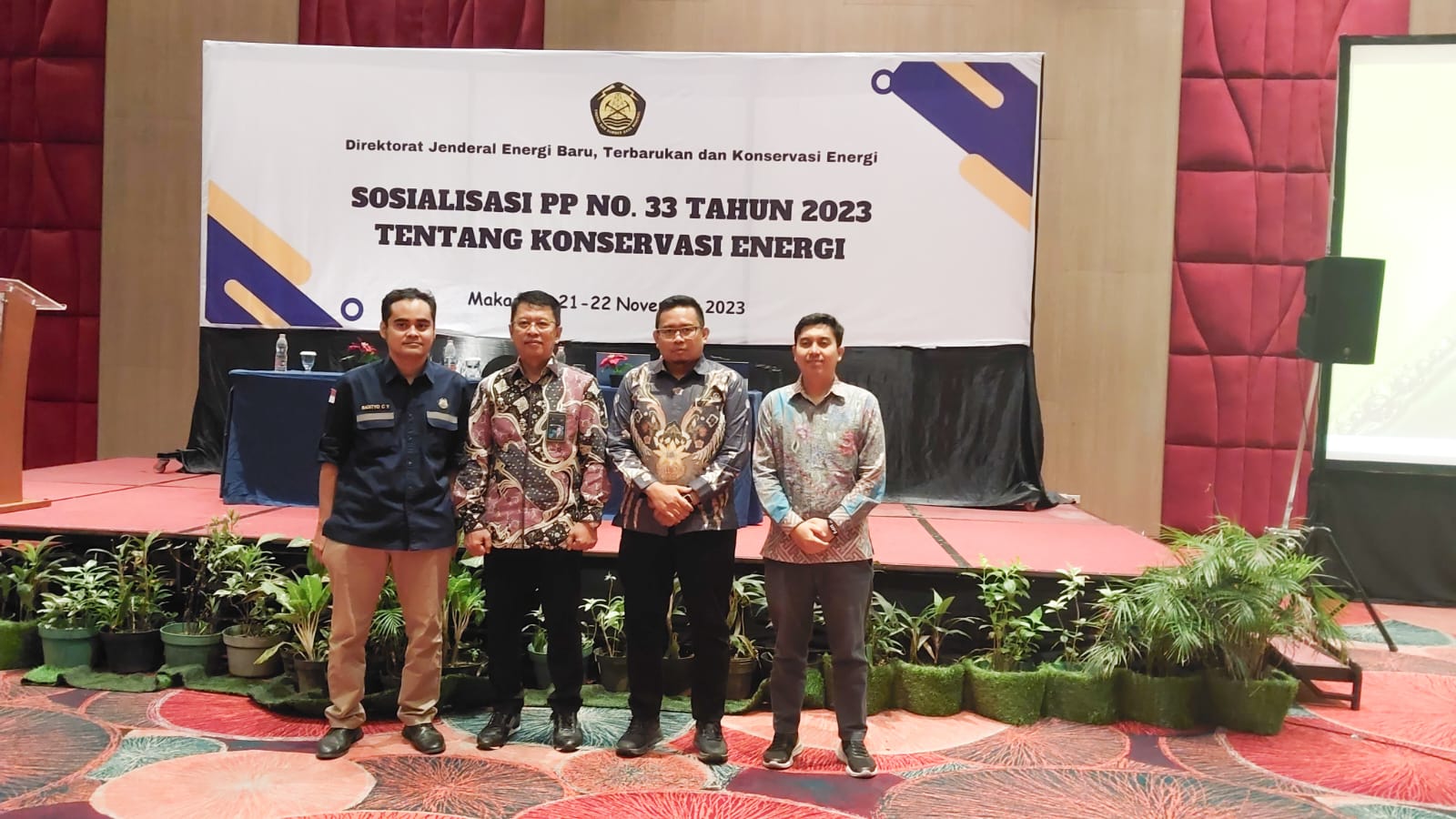KONSERVASI ENERGI -- Direktur Operasi PT Semen Tonasa, Mochamad Alfin Zaini (dua dari kiri) bersama para narasumber lainnya pada acara sosialisasi dan workshop tentang konservasi energi.