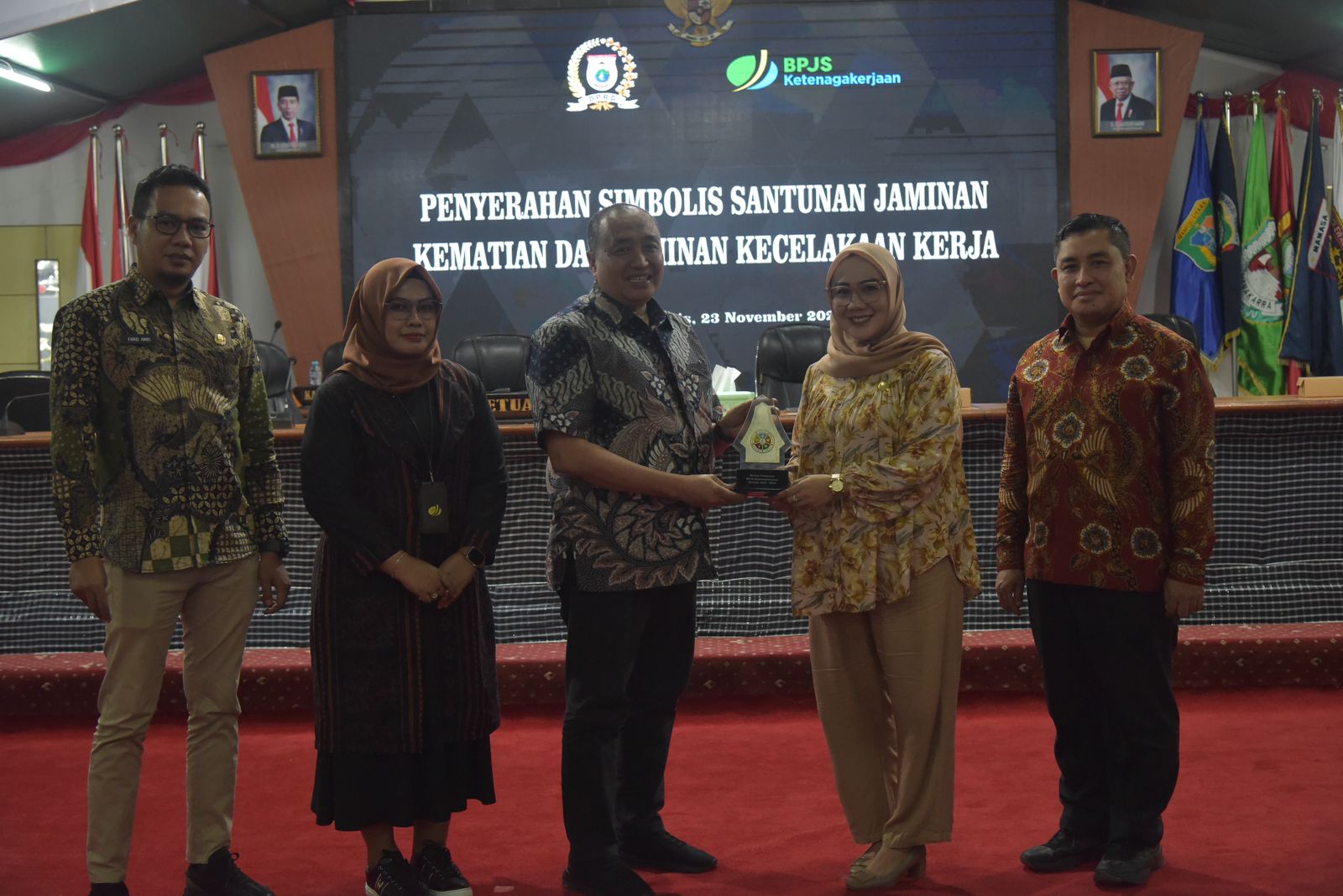 SAMBUT -- Ketua DPRD Sulbar, Hj St Suraidah Suhardi (dua dari kanan) saat menyambut kedatangan Kakanwil Sulawesi-Maluku BPJS Ketenagakerjaan, Mintje Wattu bersama rombongan di ruang rapat paripurna DPRD Sulbar.