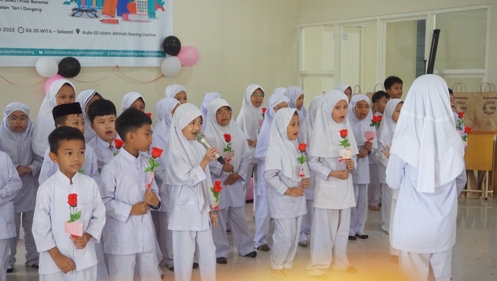 BAGI BUNGA -- Murid SD Islam Athirah Racing Centre saat akan membagikan bunga kepada para gurunya sebagai ungkapan terima kasih.