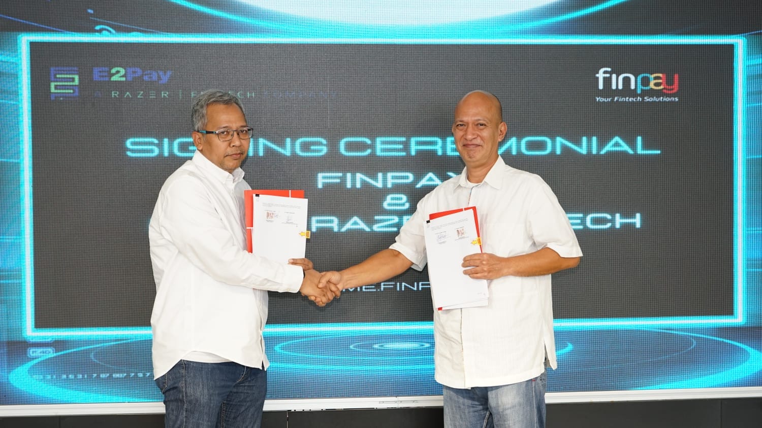 KERJA SAMA -- SVP Telco & Digital Goods Services Finnet, Dandit Hardiarto (kiri) dan Direktur Utama E2pay Razer Fintech Company, Cecil Constantino, usai penandatanganan kerja sama dalam penyediaan vocer games digital antara Finnet & E2Pay Razer di Jakarta, beberapa waktu lalu.