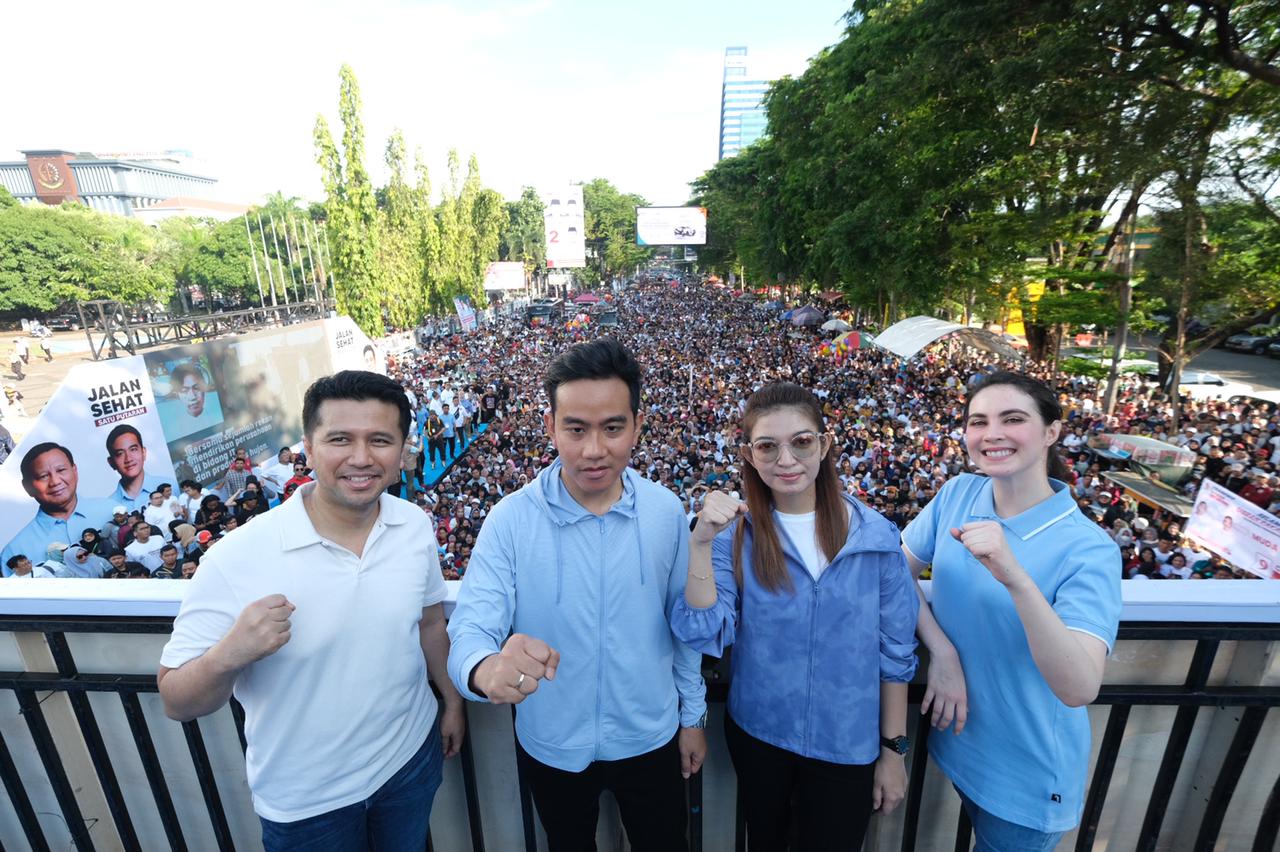Cawapres Gibran Rakabuming Raka bersama istri Selvi didampingi Wagub Jatim Emil Dardak dan istri Arumi Bachin menyapa warga Makassar di Jalan Sehat Satu Putaran Prabowo Gibran, Sabtu (25/11/2023).