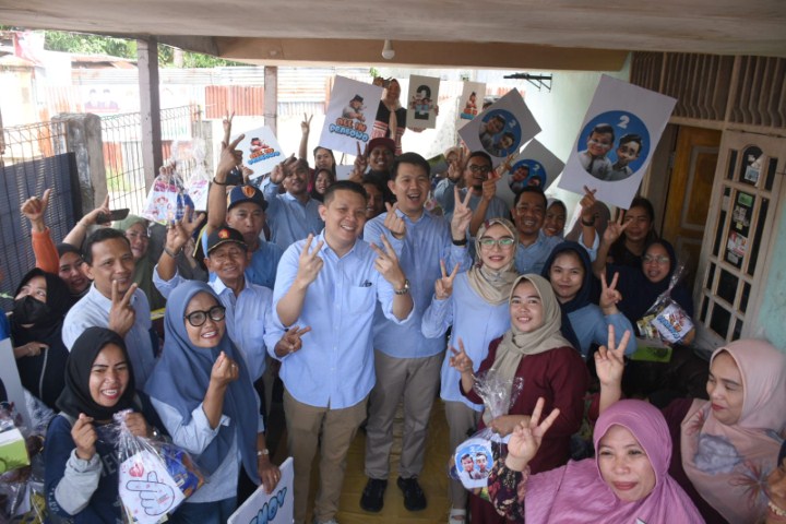 IST MEMBAGIKAN MAKANAN--Ketua DPC Gerindra Kota Makassar Eric Horas bersama pengurus lainnya turun langsung membagikan makanan, susu dan bahan pokok di Kelurahan Tamamaung, Kecamatan Panakkukang, Selasa (28/11).