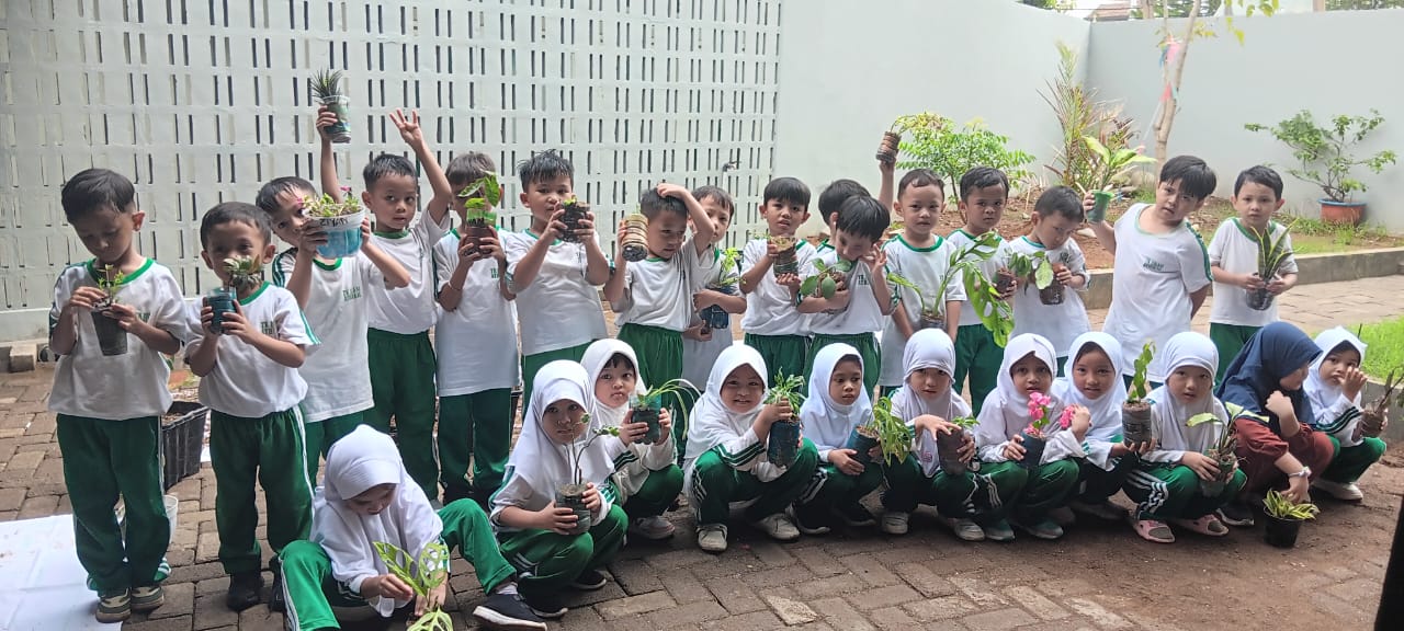ANTUSIAS -- Anak didik TK Islam Athirah Racing Centre, tampak begitu antusias mengikuti projek menanam asyik.