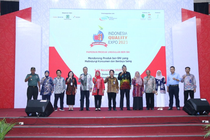 INDONESIA QUALITY -- Kepala BSN, Kukuh S Achmad (tengah) bersama sejumlah stakeholder pada acara Indonesia Quality Expo ke-11 tahun 2023, di Gedung Dome Balikpapan Sport and Convention Center (BSCC), Balikpapan, Kalimantan Timur.