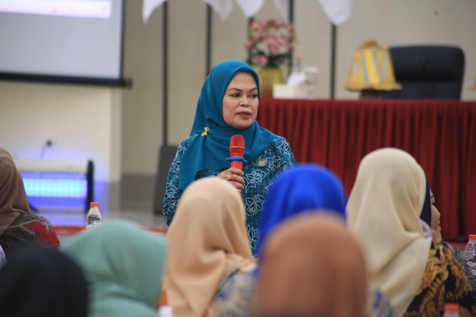 IST KADER -- Wakil Ketua TP PKK Gowa, Mussadiyah Rauf, saat supporting kepada para kader Posyandu agar jadi kader yang tangguh dan cerdas. 
