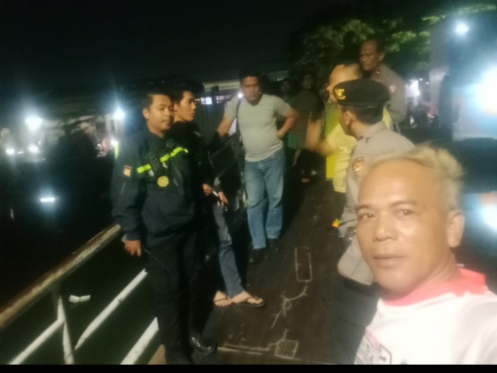 IST KERIBUTAN -- Anggota Polsek Mariso dan Koramil Mariso yang bersiaga di lokasi keributan untuk menjaga keamanan di sekitar TKP.