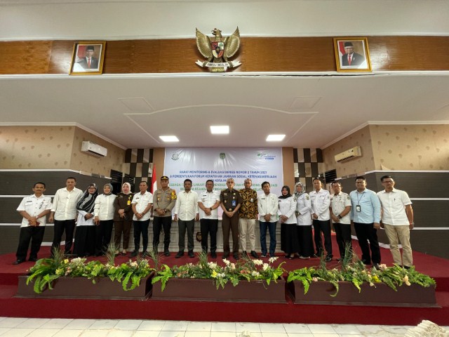 RAPAT MONEV -- Kepala BPJS Ketenagakerjaan Cabang Palopo, Makmur (tengah pakai batik) bersama Pj Wali Kota Palopo, Asrul Sani foto bersama di sela pelaksanaan rapat Monev.