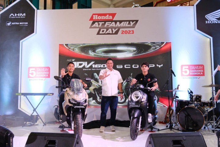 LAUNCHING -- Marketing Manager Astra Motor Sulselbar, Kresna Murti (tengah) bersama dua punggawa PSM Makassar saat melauncing dan memperkenalkan Honda ADV160 dan New Honda Scoopy di Honda AT Family Day, Mal Ratu Indah Makassar, akhir pekan kemarin.