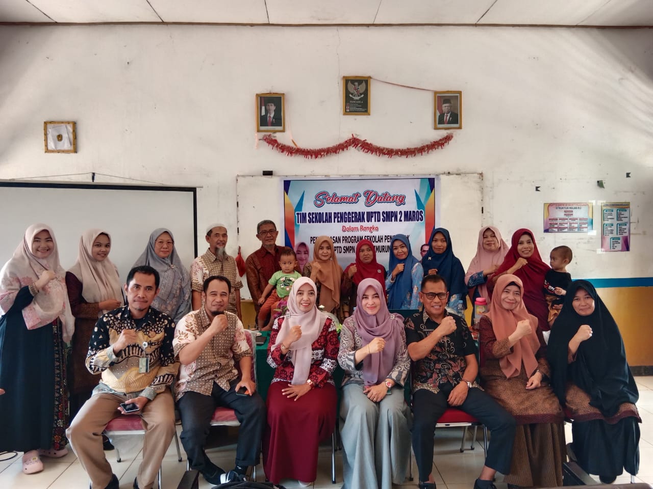 LAUNCHING -- Kepala SMPN 10 Bantimurung, Ruiyah (dua dari kiri) dan Pengawas Bina SMP 10 Bantimurung, Askari (tiga dari kanan) pada saat launching Komunitas Belajar 'Bungaeja Spensel UPTD SMPN 10 Bantimurung.