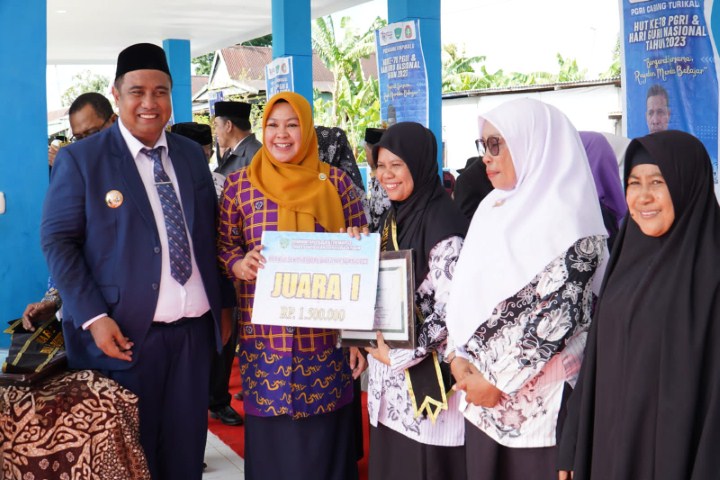 PENGHARGAAN -- Bupati Maros, Chaidir Syam, menyerahkan penghargaan kepada sejumlah tenaga pendidik di daerah tersebut sebut di sela peringatan HUT ke-78 PGRI tingkat Kabupaten Maros.