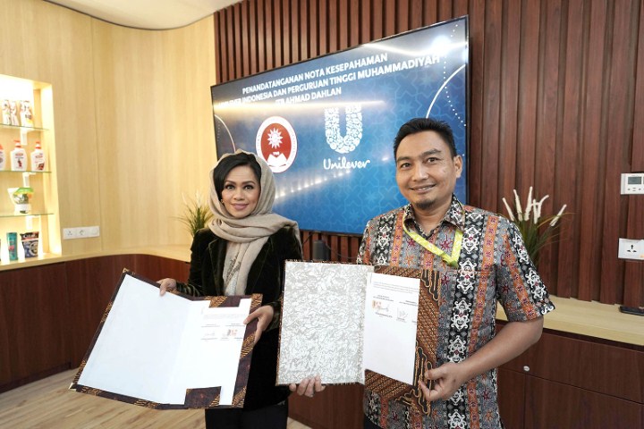 NOTA KESEPAHAMAN -- Presiden Direktur PT Unilever Indonesia, Tbk., Ira Noviarti dan Rektor ITB Ahmad Dahlan Yayat Sujatna, memperlihatkan Nota Kesepahaman Perlindungan dan Pemberdayaan Perempuan yang telah ditandatangani.