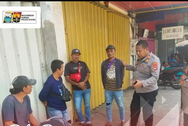 PATROLI -- Personel kepolisian saat melakukan patroli di wilayah hukum Polrestabes Makassar dalam rangka mencegah 3C