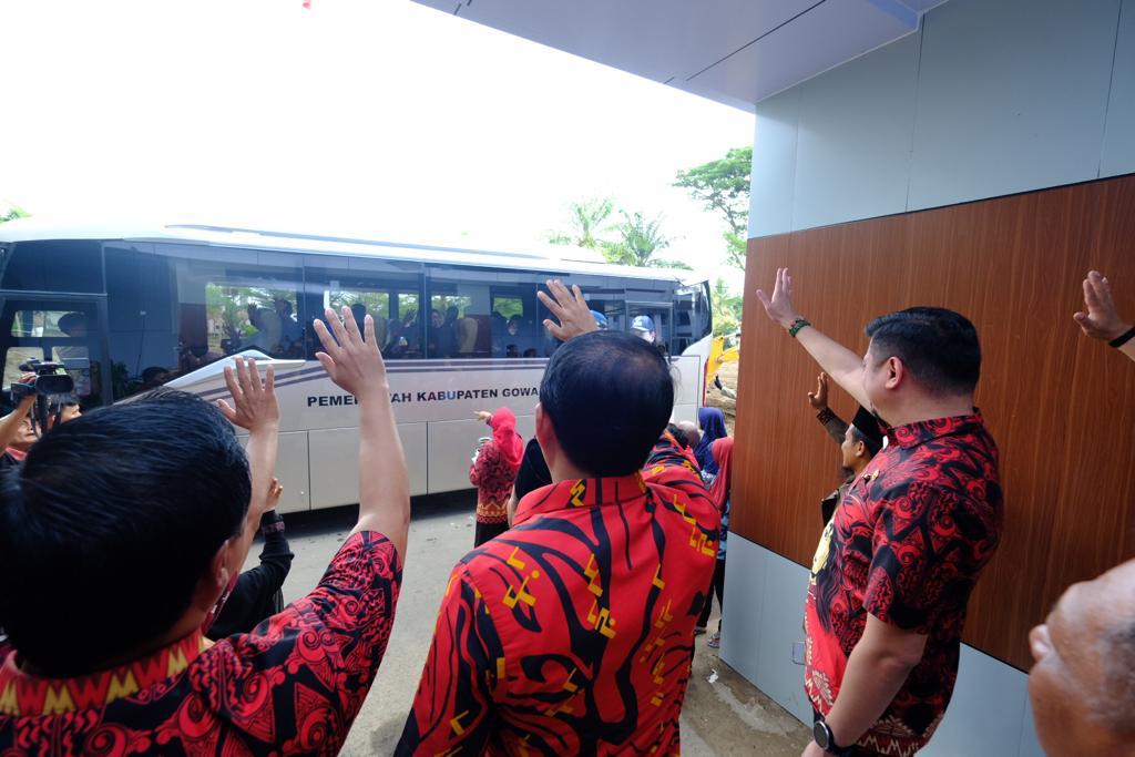 IST PELEPASAN -- Suasana pelepasan pemberangkatan umrah kepada 21 orang penerima reward dari Pemkab Gowa, di halaman Baruga Karaeng Pattingalloang. 