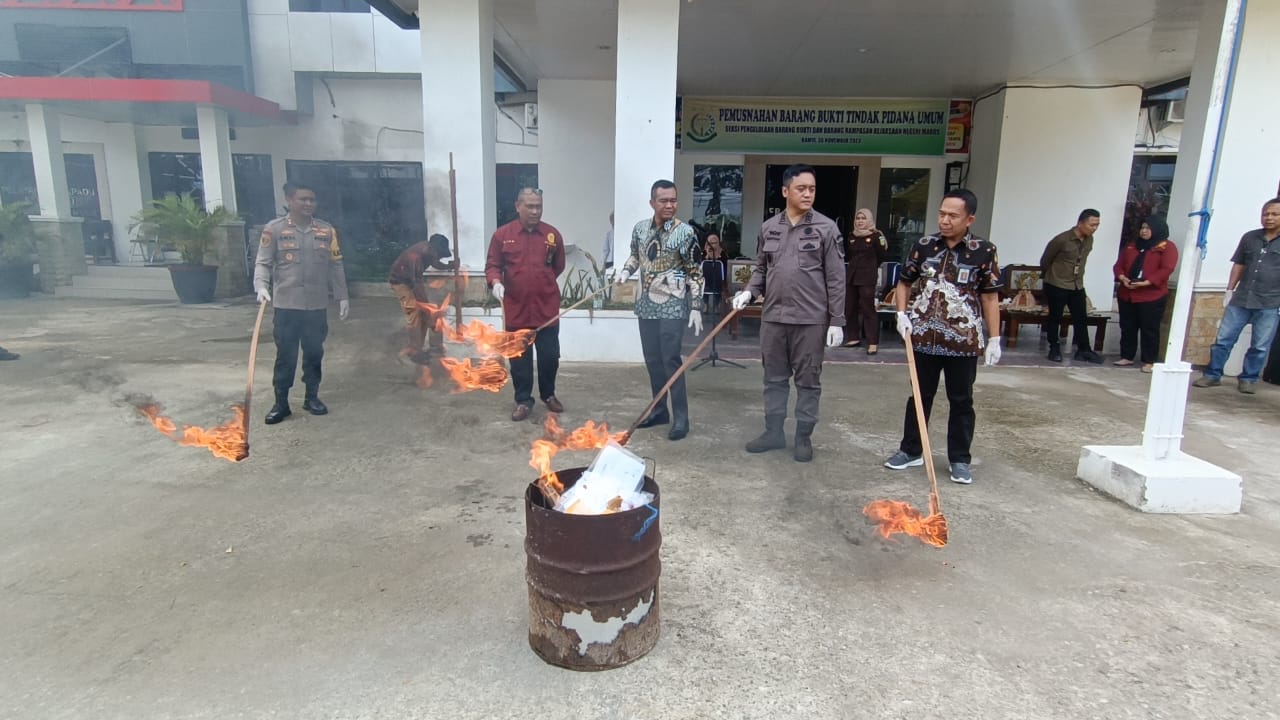 PEMUSNAHAN -- Kejari Maros, Wahyudi Eko Husodo memimpin kegiatan pemusnahan BB perkara Pidum yang sudah putus.