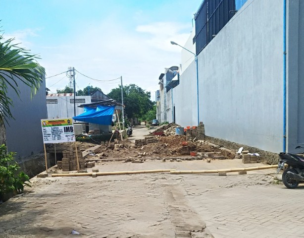 ist DITUTUP--Pengembang Puri Mutiara rencana menutup ruas jalan untuk pembangunan Gedung Pertemuan Warga. Rencana tersebut diprotes warga dan keberatan ke Lurah Rappocini.