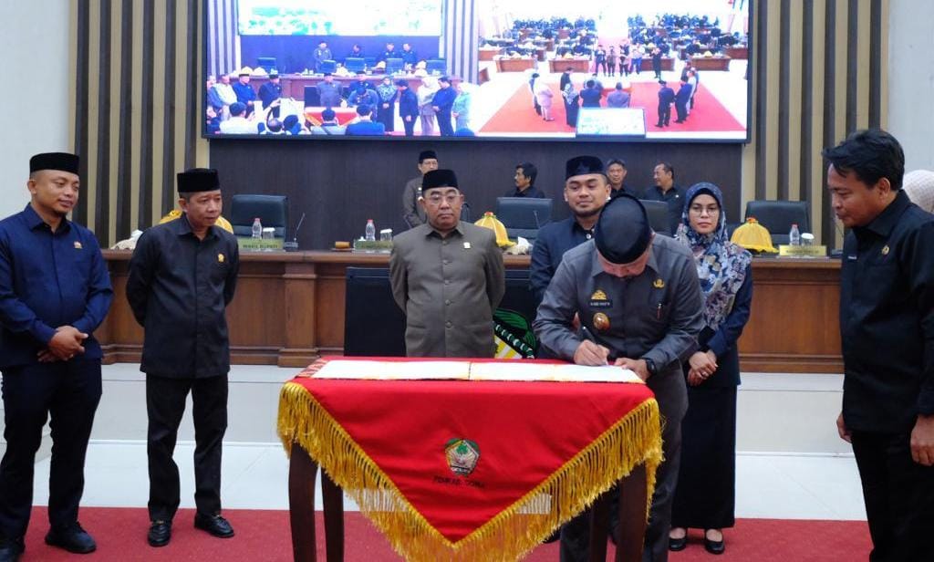 IST PENGESAHAN -- Penandatanganan berita acara penetapan Ranperda PDRB menjadi Perda di DPRD Gowa. 
