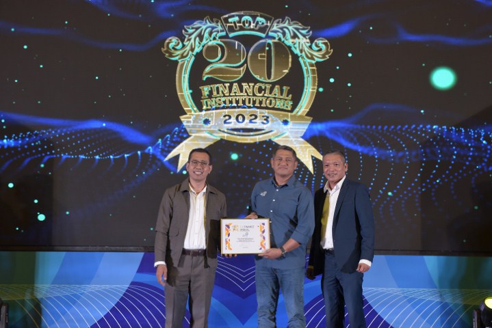 PENGHARGAAN -- Kiri ke kanan: Direktur Infobank Institute, Rully Ferdian, Finance Director Asuransi Astra, Maximiliaan Agatisianus, dan Pemimpin Redaksi Majalah Infobank, Eko B Supriyanto saat penyerahan penghargaan Top 20 Financial Institution 2023.