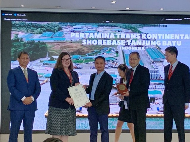 PENGHARGAAN -- Direktur Operasi PTK, Slamet Harianto (tengah), menerima penghargaan APSN Gren Port Award System 2023.