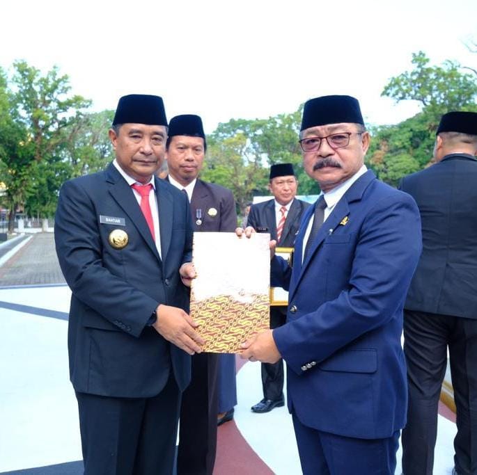 IST PENGHARGAAN -- Wabup Gowa Abd Rauf Malaganni saat menerima penghargaan bidang kesehatan dari Pj Gubernur Sulsel Bahtiar Baharuddin pada peringatan Harkesnas ke 59 tingkat Sulsel. 