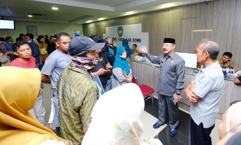 IST PENJELASAN -- Wabup Gowa, Abd Rauf Malaganni saat memberikan penjelasan kepada sejumlah warga di ruang Poli tentang pelayanan sistem finger yang wajib dilakukan para calon pasien rawat jalan di RSUD Syekh Yusuf. 