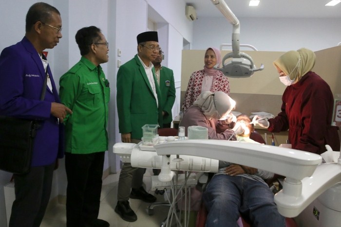 PERAWATAN GIGI -- Head of Professional Marketing Personal Care Unilever Indonesia, Ratu Mirah Afifah (baju motif) bersama Rektor UMI Makassar, Prof Sufirman Rahman (kopiah) melihat dari dekat kegiatan perawatan gigi dalam rangka BKGN 2023 yang dilaksanakan di UMI Makassar.