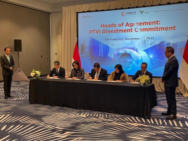 PERJANJIAN -- CEO PT Vale Indonesia, Febriany Eddy (dua dari kanan) menandatangani perjanjian pendahuluan divestasi.