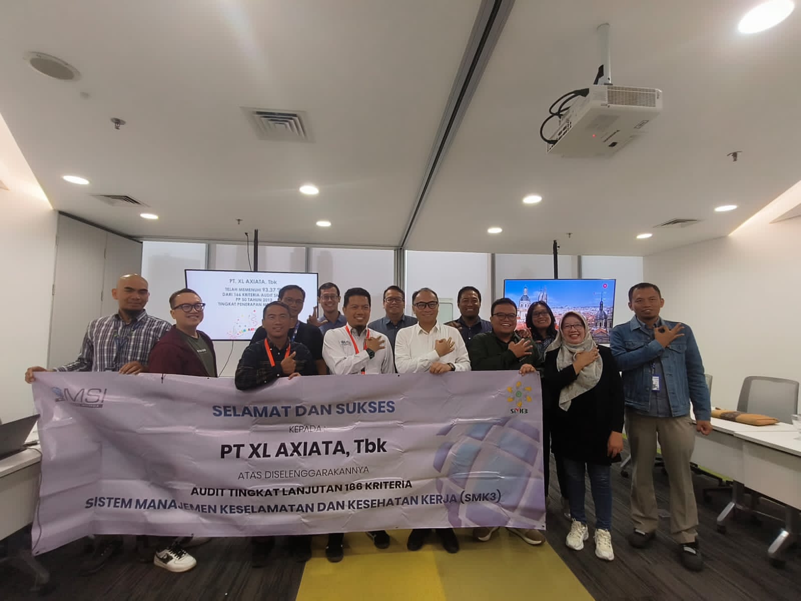 BENDERA EMAS -- Director & Chief Technology Officer XL Axiata sekaligus Chairman atau Ketua Panitia Pembina Keselamatan dan Kesehatan Kerja (P2K3) XL Axiata, I Gede Darmayusa (tengah) foto bersama usai menerima penghargaan Bendera Emas SMK3 (Sistem Manajemen Keselamatan dan Kesehatan Kerja) dari Kemenaker RI.