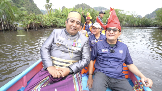 RAMMANG-RAMMANG -- Bupati Maros, Chaidir Syam (kiri) saat mendampingi Direktur Tata Kelola Destinasi Kemenparekraf, Indra Ni Tua, mengunjungi Desa Wisata Rammang-rammang dengan menggunakan perahu. Rammang ini terletak di Desa Salanrang, Kecamatan Bontoa, Kabupaten Maros.